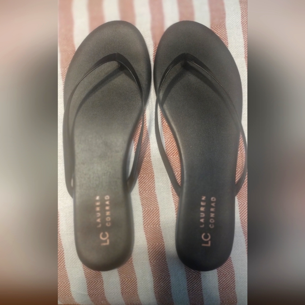 Lauren Conrad flip flops